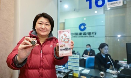 Cina: Pechino, emesse monete, banconote commemorative per Capodanno (1)