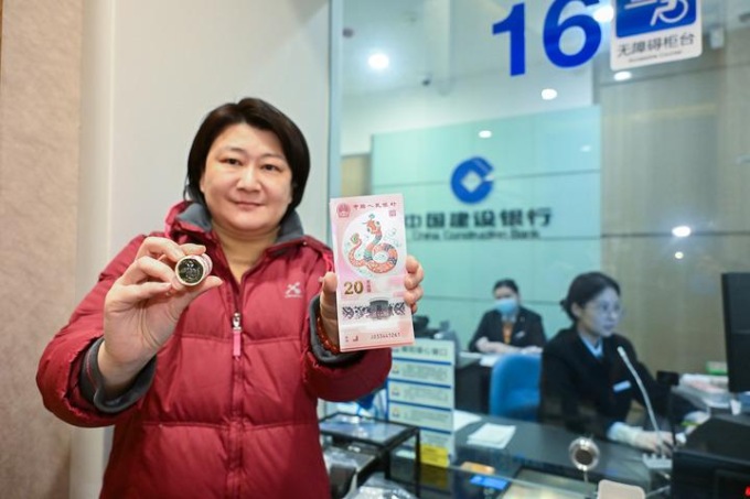 Cina: Pechino, emesse monete, banconote commemorative per Capodanno (1)