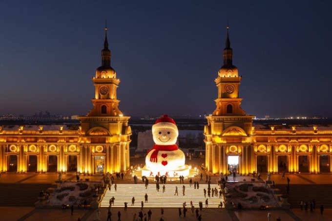 Cina: turismo delle sculture di neve ad Harbin