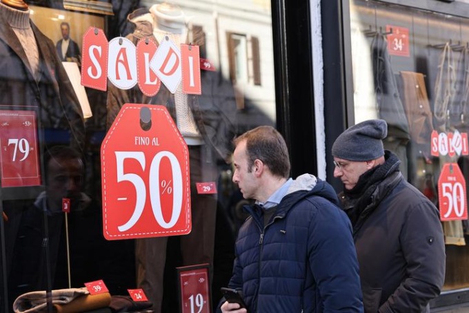 Italia: inizio della stagione dei saldi invernali (1)