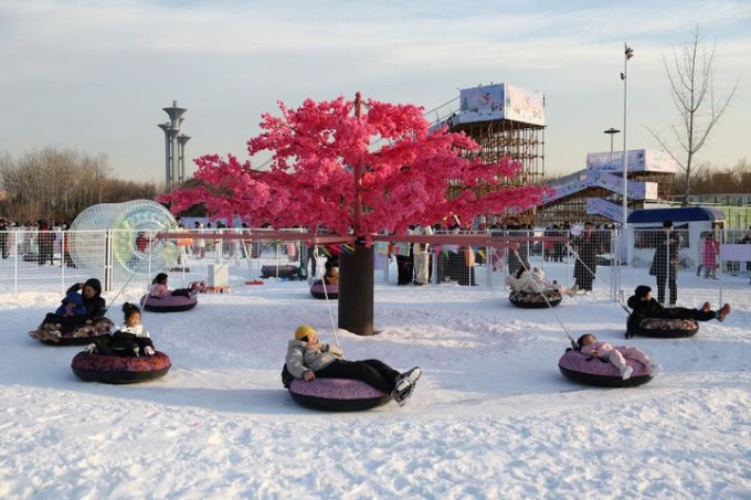 Cina: divertimento con ghiaccio e neve a Pechino (1)