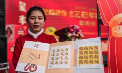 Cina: emette francobolli speciali per celebrare Anno del serpente