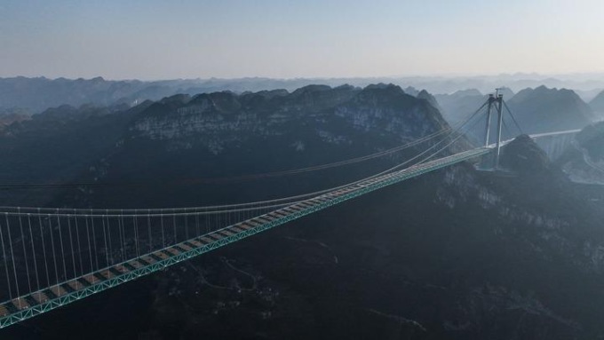 Cina: Guizhou, costruzione del ponte Huajiang sul Grand Canyon (1)