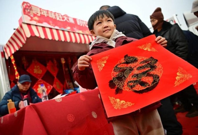 Cina: mercato tradizionale a Qingdao attira visitatori in vista della Festa di primavera