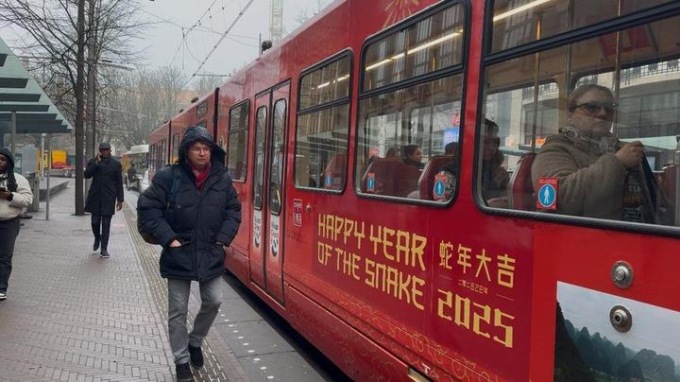 Paesi Bassi: tram festivo celebra Capodanno cinese su linea più trafficata dell’Aia (1)