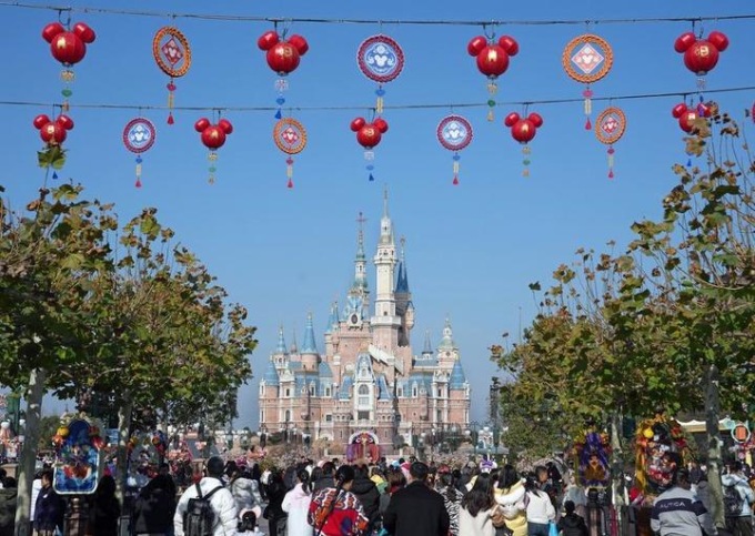Cina: Shanghai Disney Resort addobbato a festa per Capodanno lunare (1)