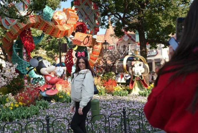 Cina: Shanghai Disney Resort addobbato a festa per Capodanno lunare (2)