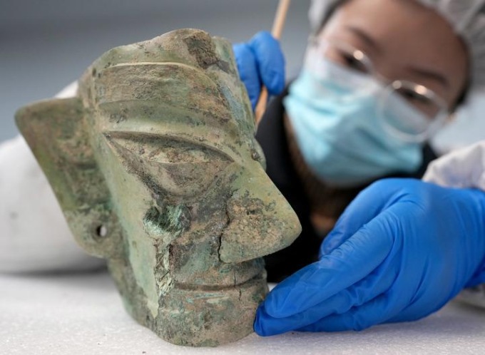 Cina: Sichuan, restauro di reperti culturali nel Museo di Sanxingdui (1)