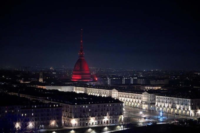 Italia: Torino, Mole Antonelliana celebra Capodanno cinese (1)