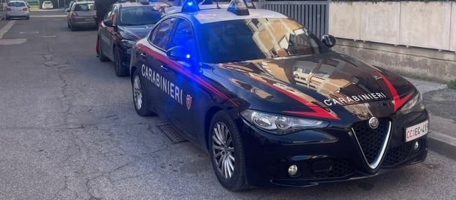 Perseguitano e minacciano la maestra del figlio, arrestati i genitori