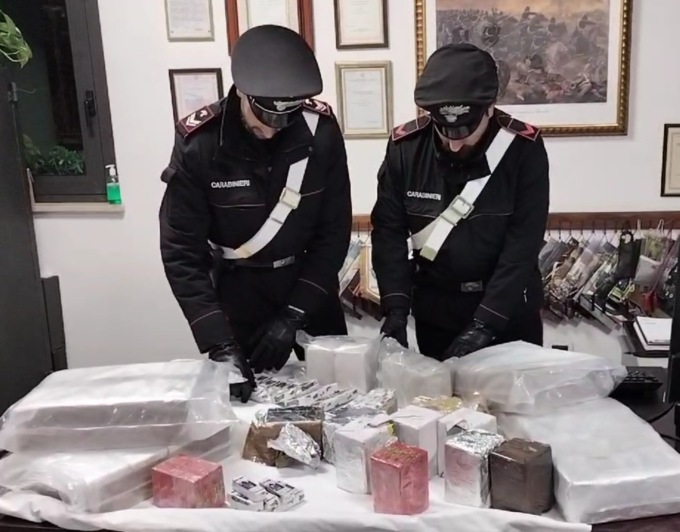ROMA: PISTOLE E 49 CHILI DI DROGA, I SEQUESTRI