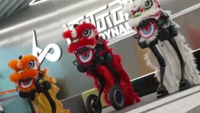 Cina: robot umanoidi eseguono futuristica danza del leone a Shenzhen