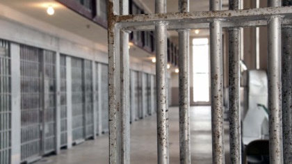 Porta la droga in carcere al compagno detenuto, arrestata