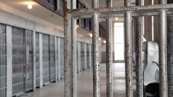 In auto con gli amici nonostante i domiciliari, finisce di nuovo in carcere