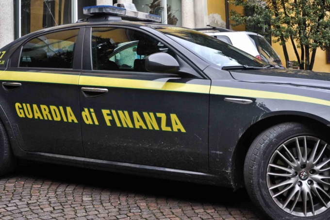 Truffava i clienti del Caf, donna indagata