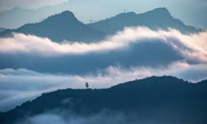 Cina: montagna innevata illuminata dal sole a Chongqing