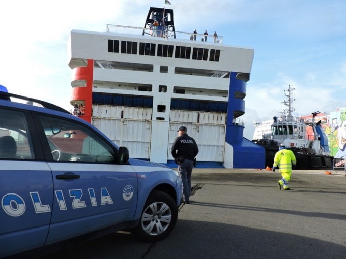 CIVITAVECCHIA: FRODE DA 300 MILA EURO CON I PERMESSI DI SOGGIORNO