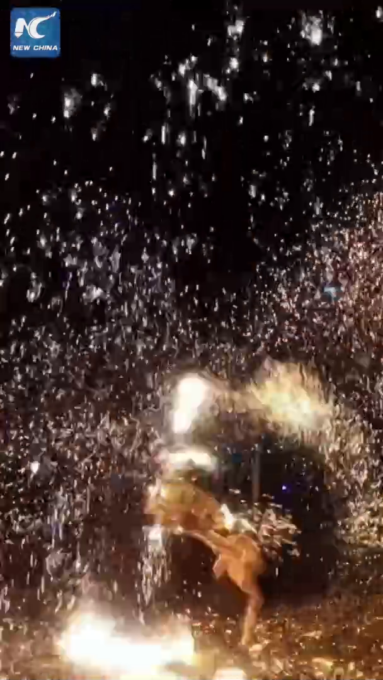 Cina: emozionante spettacolo di kung fu con fuochi d’artificio in ferro fuso
