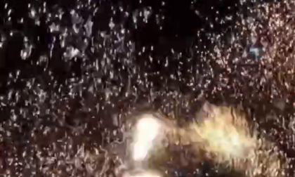 Cina: emozionante spettacolo di kung fu con fuochi d'artificio in ferro fuso
