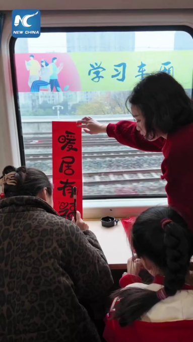 Cina: sui treni si diffonde atmosfera festosa per Festa di primavera