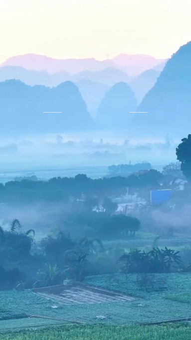 Cina: area panoramica di Wanfenglin avvolta dalla nebbia