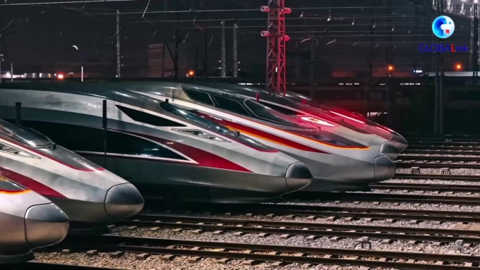 Cina: eroi del chunyun controllano treni ad alta velocità a tarda notte