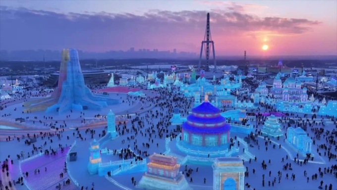 Cina: Harbin Ice-Snow World attira turisti in vista di Giochi asiatici invernali 2025