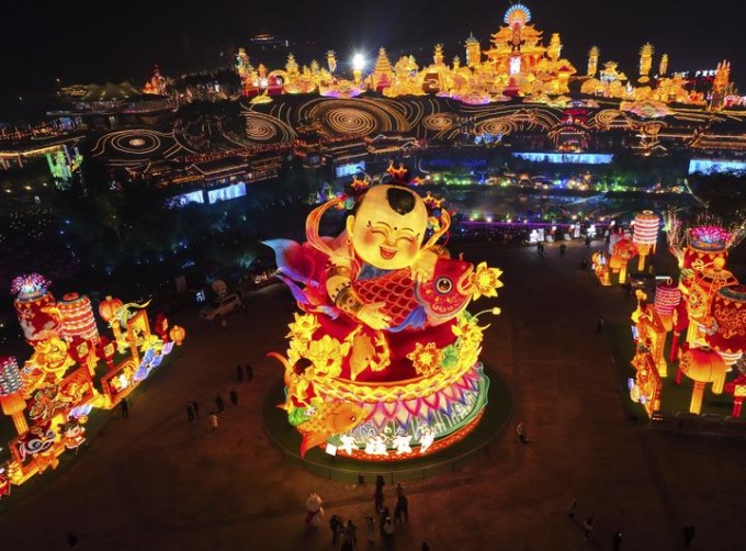 Cina: Sichuan, Zigong ospita spettacolo di lanterne per Festa primavera (1)