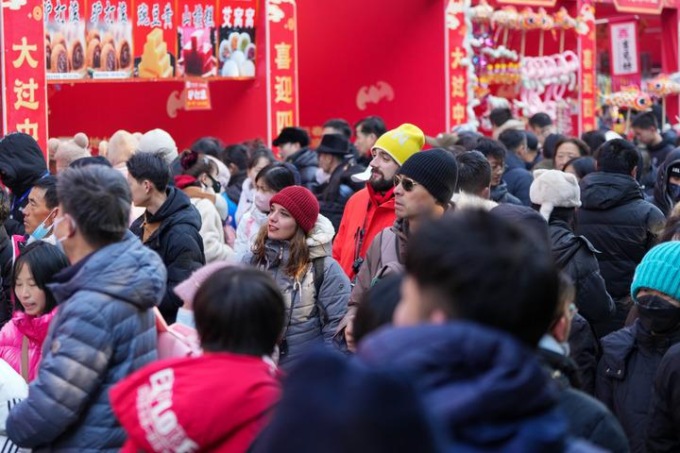 Cina: turisti stranieri si godono un tour di Pechino durante la Festa di primavera