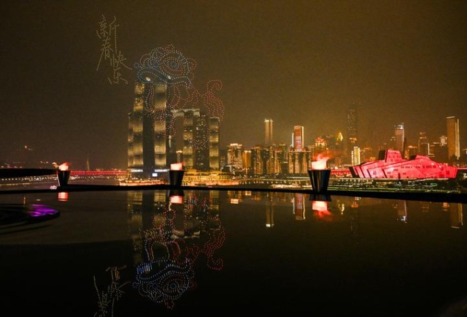 Cina: Chongqing ospita spettacolo di luci con droni (2)