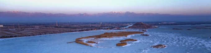 Cina: monti Helan innevati visti da Yinchuan (1)