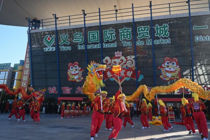 Cina: primo giorno di attività dell’Anno del serpente nel mercato int’l di Yiwu (1)