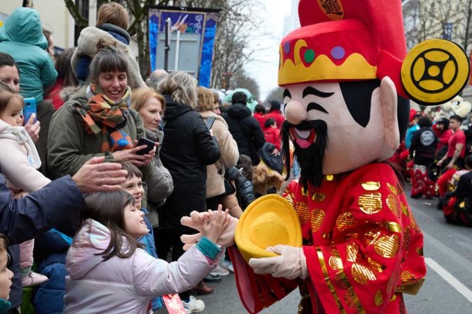 Francia: parata per il Capodanno cinese a Parigi (2)