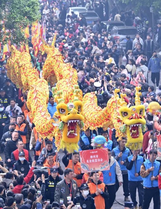 Cina: spettacolari esibizioni festive animano antica fiera del tempio nello Henan