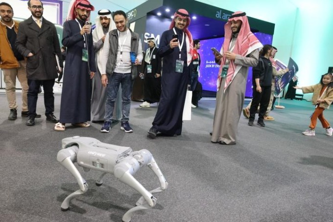 Arabia Saudita: Riyad, cane robot cinese si esibisce a FOMEX (1)