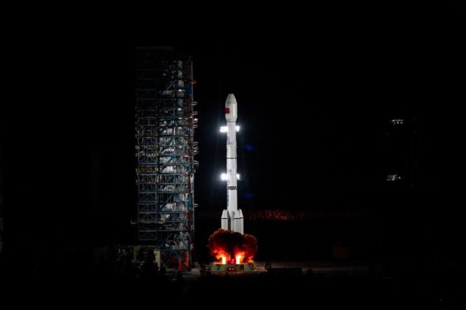 Cina: lancia nuovo satellite per trasmissione dati