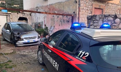 Auto in fiamme nella notte a Fondi. Un "avvertimento"?