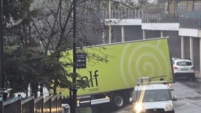 Camion in manovra blocca la strada, traffico in tilt