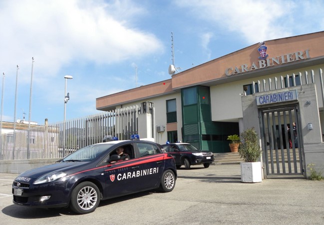 Roulotte in fiamme in un terreno agricolo, indagano i carabinieri