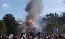 Carro di carnevale prende fuoco, due bambini e una donna ustionati