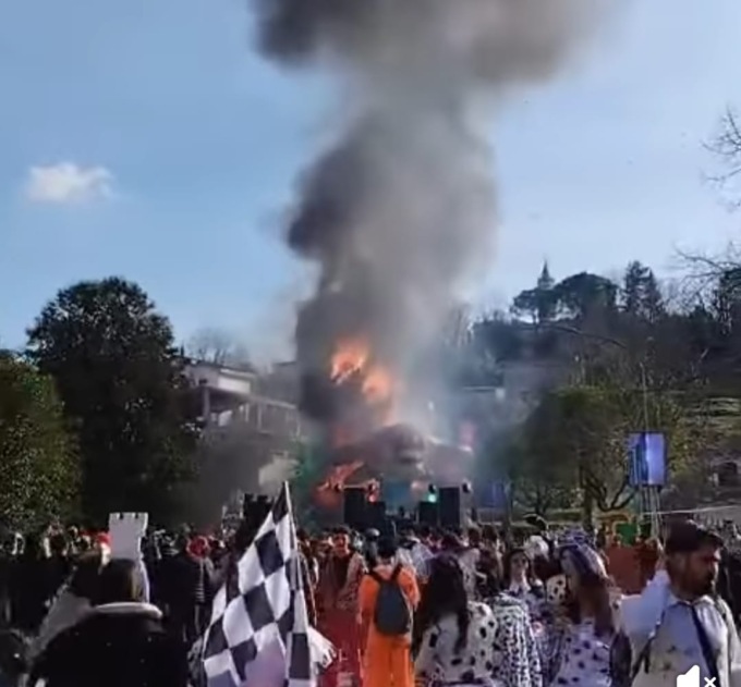 Carro di carnevale prende fuoco, due bambini e una donna ustionati