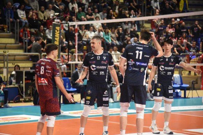 Cisterna espugna Taranto al tie break. Play off più vicini