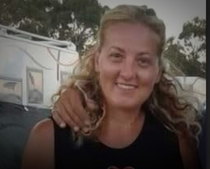 Donna morta in casa mentre veste la figlia per andare a scuola, è cordoglio