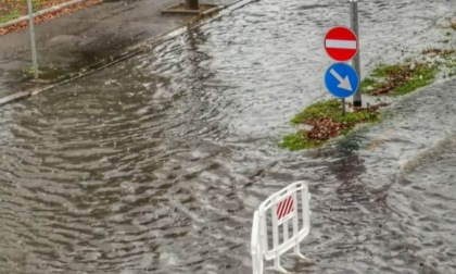 Bomba d'acqua a Fondi, disagi alla viabilita' e scuole allagate