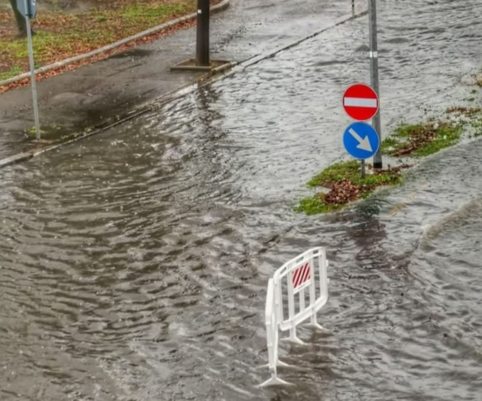 Bomba d’acqua a Fondi, disagi alla viabilita’ e scuole allagate