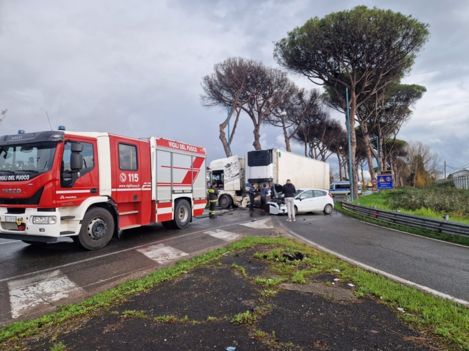 Scontro tra tir e auto sull’Appia, strada rimasta chiusa al traffico