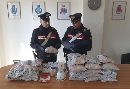 Oltre quattro chili di bulbi di papavero in auto, arrestati tre indiani