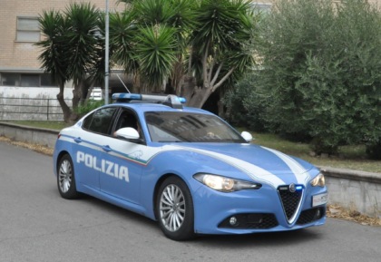 Aggredisce la compagna e poi si scaglia contro i poliziotti: arrestato 40enne