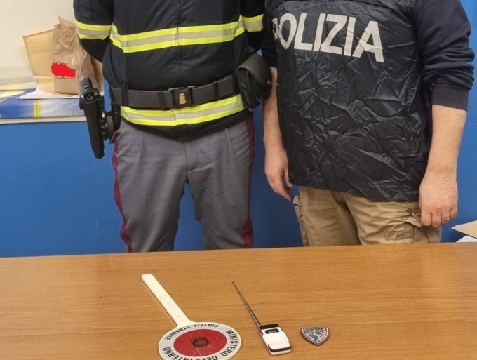 Rubavano dalle auto nell’area di servizio con dispositivi Hi Tech, denunciati