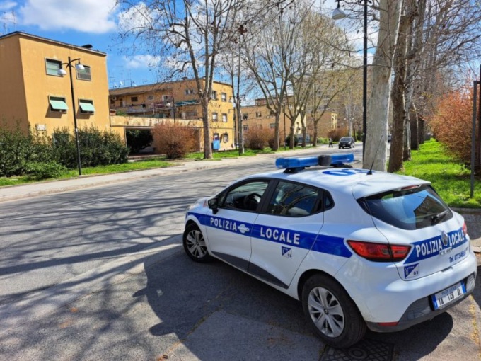 Lite in piazza finisce nel sangue: uomo accoltellato